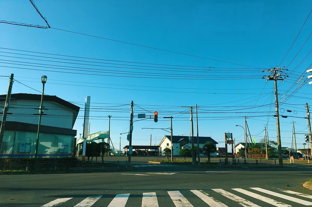 a.m.6:27 寒いと思ったら駅前の気温計9℃しかなかった。#iphonephotography #vscocam #landscape #kao_ombetsu #clouds #iphonese #reco_ig #sorapetitcc #pics_jp #igersjp #hokkaido #seicomart