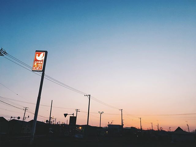 わあ、って声が出るくらい綺麗だった。 p.m.5:46 #sorapetitcc #sunset #iphonephotography #vscocam #landscape #kao_ombetsu #iphonese #reco_ig #pics_jp #風景写真 セイコーマート