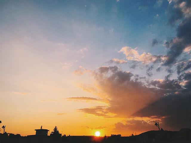 残業だったので、職場の玄関から出て撮ってきた夕日。 p.m.6:26 #sorapetitcc #sunset #iphonephotography #vscocam #landscape #kao_ombetsu #iphonese #reco_ig #風景写真 #igersjp
