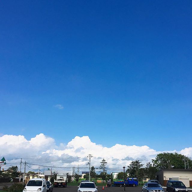 今日は休日出勤でした（レセプト点検） お昼帰った時の空が夏っぽいなあと思って。 p.m.0:17 #iphonese #vscocam #sorapetitcc #igersjp #reco_ig #landscape #風景写真 #kao_ombetsu