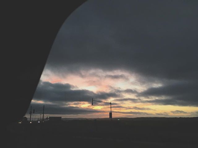 運転席で見た夕焼け。 2018.10.8 p.m.5:05 #iphonese #sorapetitcc #igersjp #reco_ig #landscape #風景写真 #vscocam #sunset