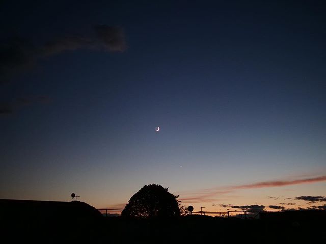 昨日の仕事帰りに撮った写真だけど、下弦の月とマジックアワーが美しかった。 * * #panasonicg9 #panasonicg9pro #lumixg9 #lumixg9pro #leica #25mm #landscape #igersjp #reco_ig #kao_ombetsu #sorapetitcc #magichour #マジックアワー #moon #sunset