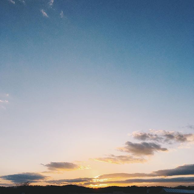 どんなに心の中が荒れ狂っていても、空を見るとほっとする。p.m.3:46 * ** #iphonese #vscocam #sorapetitcc #igersjp #reco_ig #landscape #風景写真 #kao_ombetsu #sunset