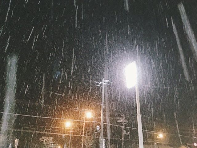 今はめっちゃ雪降っています。p.m.8:26 iphonese #vscocam #sorapetitcc #igersjp #reco_ig #landscape #風景写真 #kao_ombetsu #snowing #winter