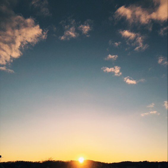 2018.12.31 p.m.3:40 #kao_sora 今年も静かに暮れて行きました。 みなさま、よいお年をお迎えください。 * ** #iphonese #vscocam #sorapetitcc #igersjp #reco_ig #landscape #風景写真 #kao_ombetsu #sunset #eveninggrow