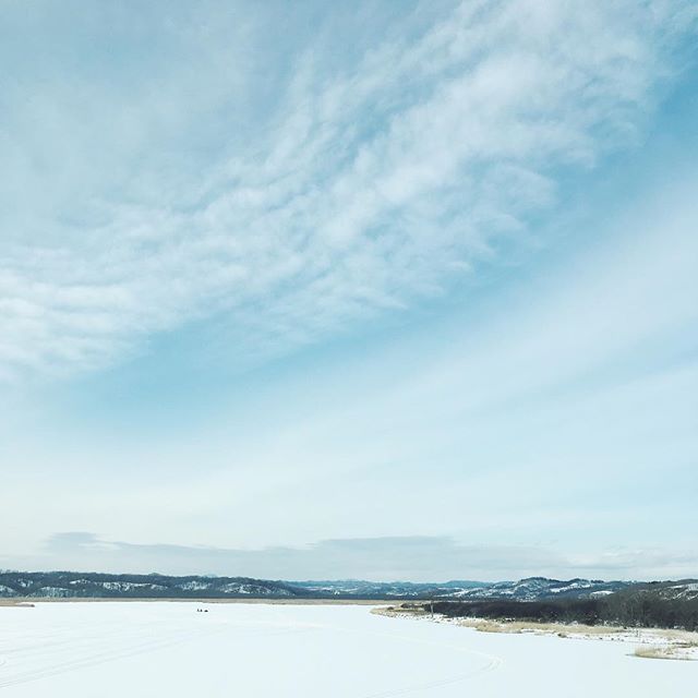 そんなに氷厚くないはずなのに勇気あるな…（小さい点は四輪バギー2台） p.m.0:55 * ** #sorapetitcc #kaoパシクル #iphonephotography #vscocam #landscape #kao_ombetsu #iphonese #reco_ig #風景写真 #igersjp #winter #snow