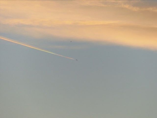 七色の飛行機雲✈️ #panasoniclumixfz200 #vscocam #sorapetitcc #igersjp #reco_ig #landscape #風景写真 #kao_ombetsu #sunset