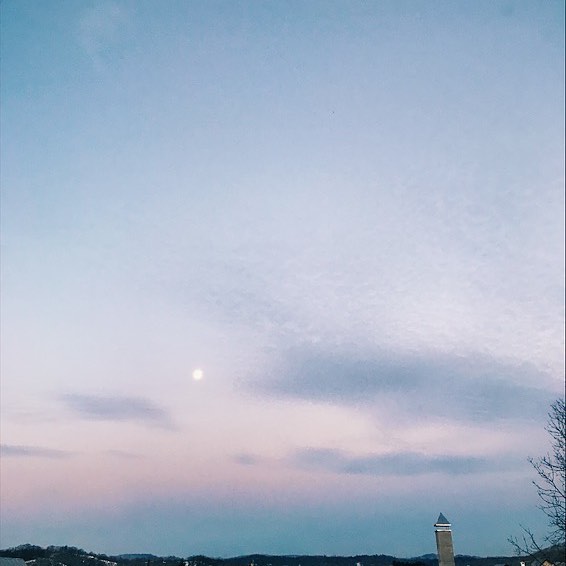 2019.1.23 a.m.6:37 #kao_sora 西の空に月 * ** #iphone7 #vscocam #sorapetitcc #igersjp #reco_ig #landscape #風景写真 #kao_ombetsu #moon