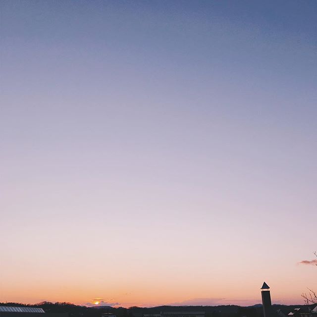 煙突とともに夕日が撮れる時期になった（晴れました） また明日。p.m.5:27 ＊ ＊＊ #iphone7 #vscocam #sorapetitcc #igersjp #reco_ig #landscape #風景写真 #kao_ombetsu #sunset
