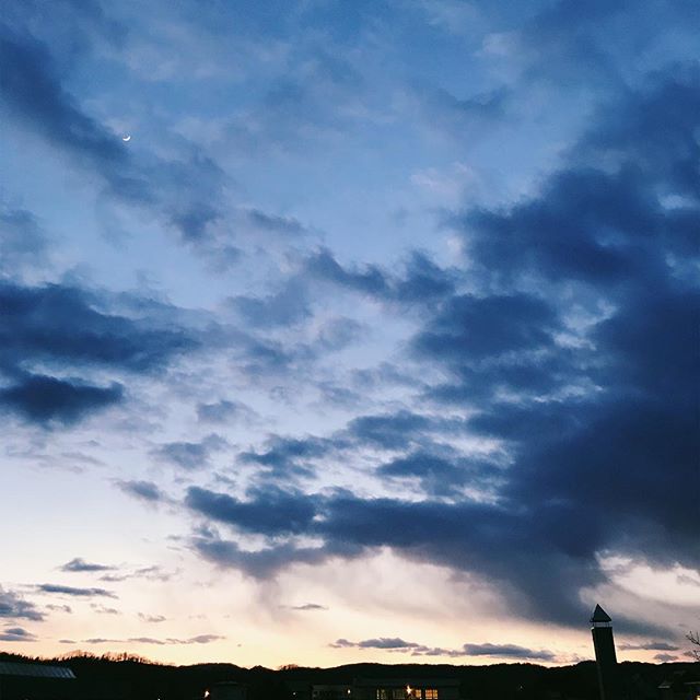 2019.4.9 p.m.6:19 #kao_sora 三日月🌙 ＊ ＊＊ #iphone7 #vscocam #sorapetitcc #igersjp #reco_ig #landscape #風景写真 #kao_ombetsu #sunset