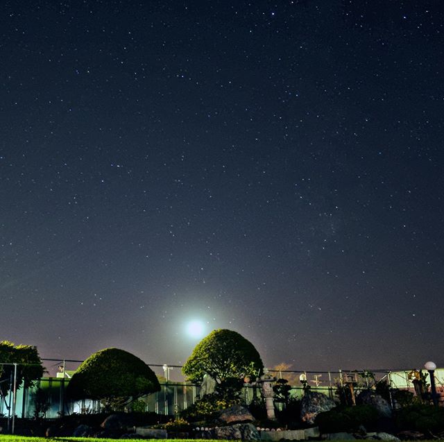 久しぶりに庭で星空撮りました。 真ん中あたりの明るい光は月です。 寒いけど空気が澄んできましたよ。 #ricohgr2 #kao_ombetsu #landscapes #星空 #sorapetitcc #vscocam